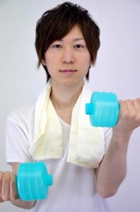 ダンベルを使った二の腕を細くする方法を紹介！